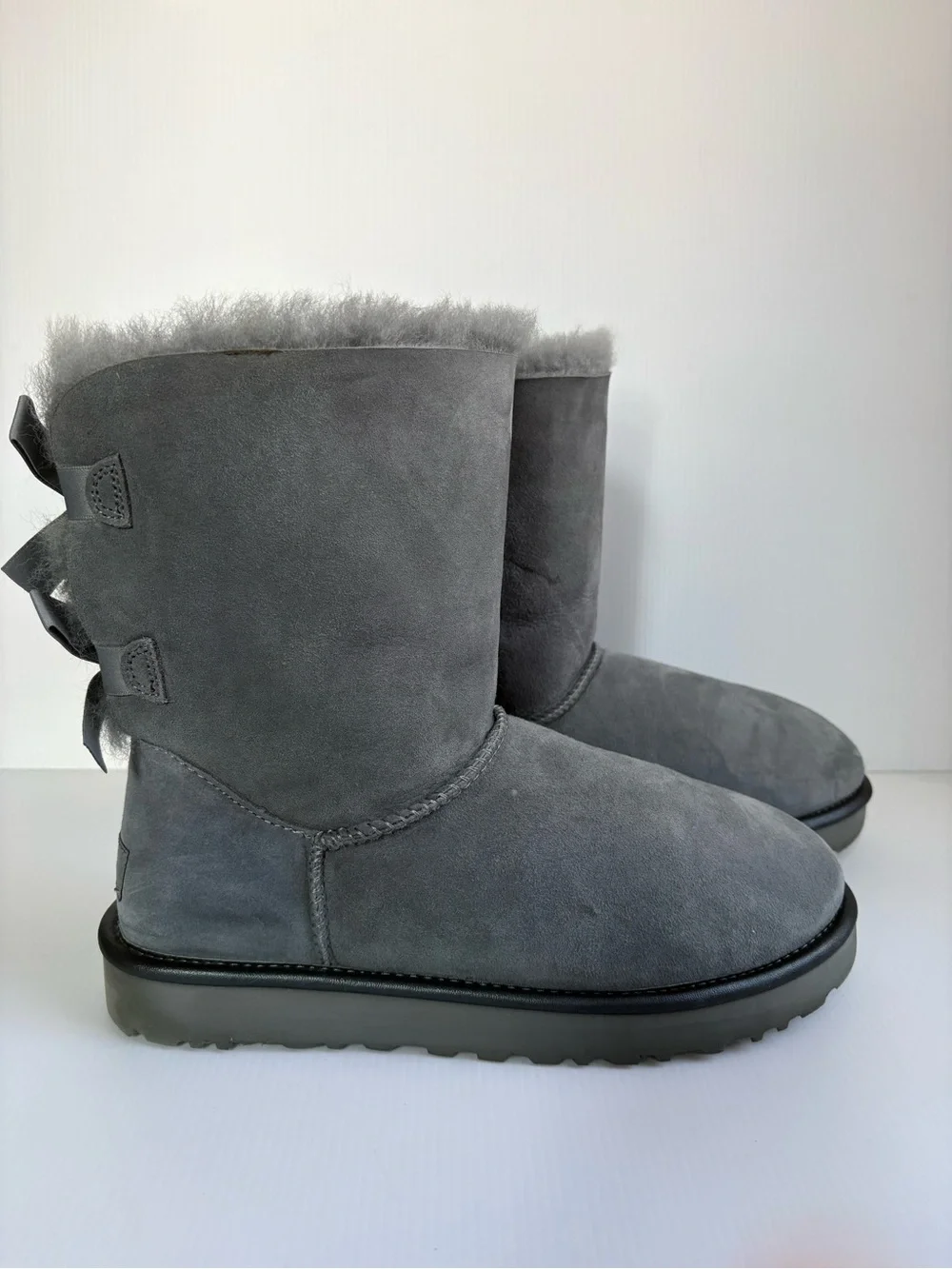 UGG Bailey Bow II Women's Boot  Gray Color Size 9 EUC